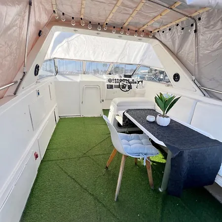 Bluelove Experience Barcelona Botel *